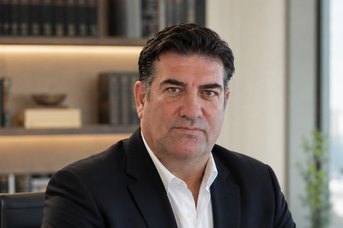 ד״ר רן מובשוביץ ליד שולחן העבודה במשרדו
